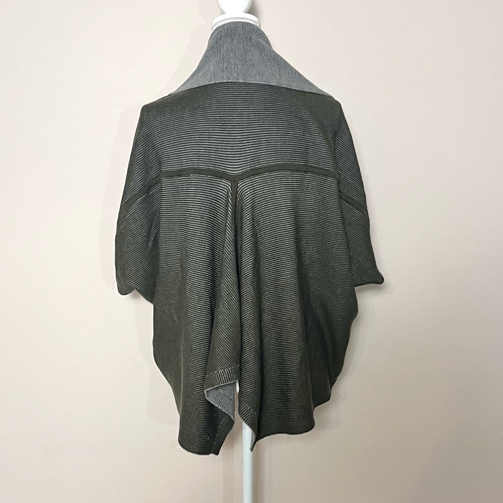 Lululemon Exaltation Reversible Wrap in Dark Olive/Heathered Core Medium Gray OS - Picture 2 of 9